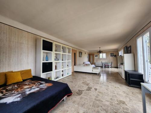 - une chambre avec un lit et un salon dans l'établissement Villa La Chenal, à Fréjus