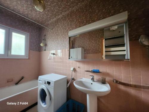 La salle de bains est pourvue d'un lavabo, de toilettes et d'un miroir. dans l'établissement Villa La Chenal, à Fréjus