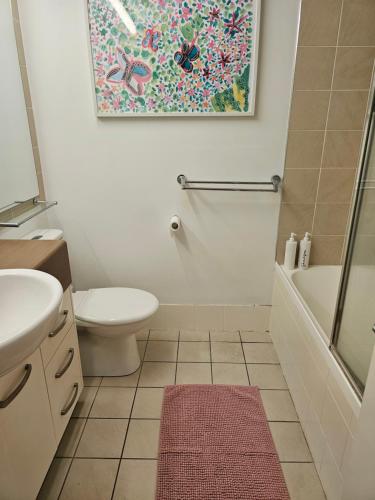 een badkamer met een wastafel en een schilderij aan de muur bij 1 bedroom, self contained apartment in resort complex in Caloundra