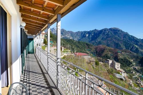 een balkon met uitzicht op een berg bij A Casa Romano in Ravello