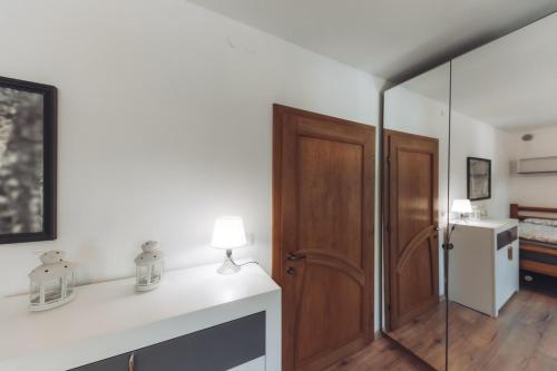 a room with a closet and a wooden door at Chata w Stołowych in Łęzyce