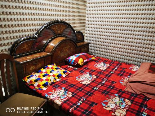 Кровать или кровати в номере Kadiya dharamshala