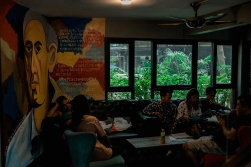 eine Gruppe von Personen, die in einem Restaurant sitzen in der Unterkunft BBHouse Khlongtan in Bangkok