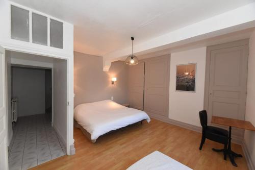 1 dormitorio con cama, escritorio y mesa en Home - Vildieu - Séjour à Coulanges en Coulanges-la-Vineuse