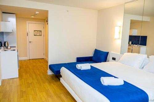 um quarto com uma cama grande com duas toalhas em Orbi Apartment em Batumi