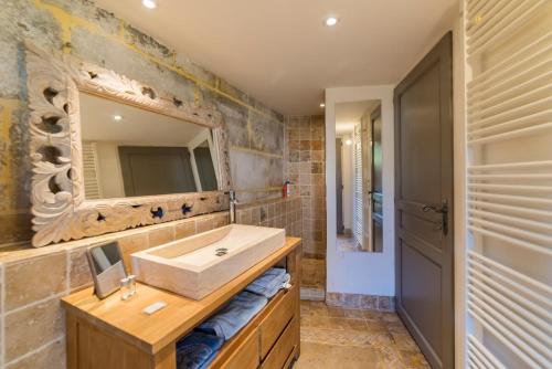 a bathroom with a sink and a mirror at Home - Saint Loup - Séjour à Auxerre in Auxerre