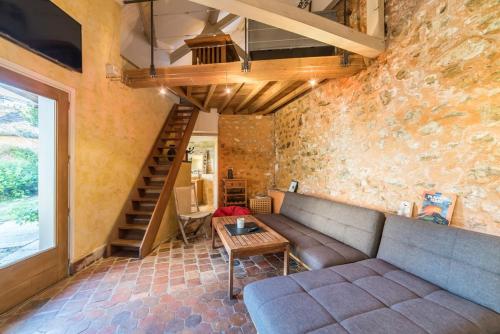 ein Wohnzimmer mit einem Sofa und einem Tisch in der Unterkunft Home - Saint Loup - Séjour à Auxerre in Auxerre