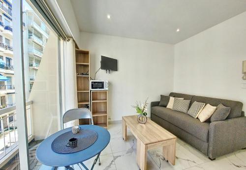 un salon avec un canapé et une table dans l'établissement Nestor&Jeeves - PALMA BEACH - Proche Mer, à Nice