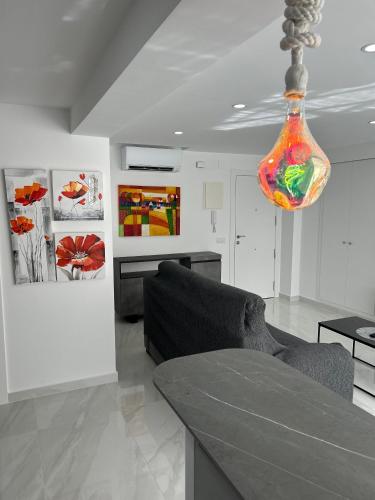 sala de estar con sofá y lámpara colorida en Apartamento Blanco, en Albir