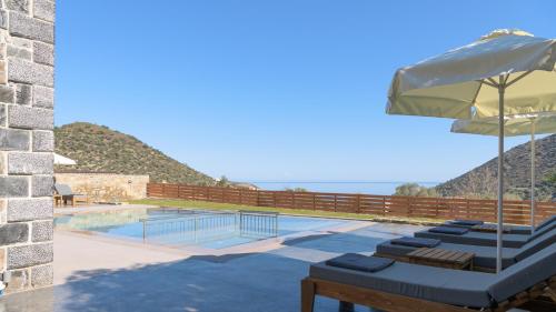 Πισίνα στο ή κοντά στο Montem SeaView Villas I & II, Summer Retreats in Bali, By ThinkVilla