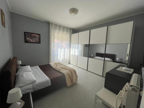 1 dormitorio con cama y escritorio. en Appartamento luminoso centro ladispoli, en Ladispoli