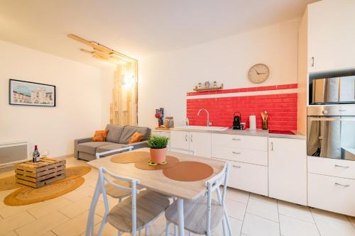 een keuken en een woonkamer met een tafel en stoelen bij Home - Joubert - Séjour à Auxerre in Auxerre