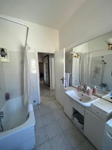 y baño con bañera, lavamanos y bañera. en Appartamento luminoso centro ladispoli, en Ladispoli