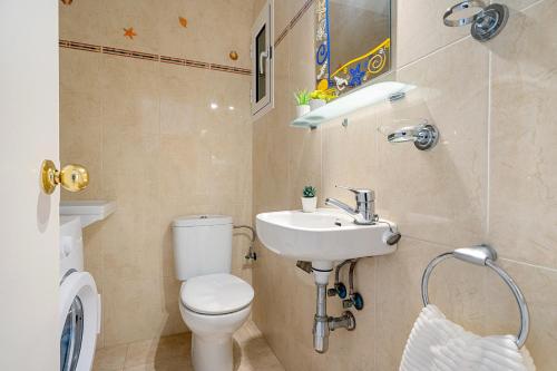 a small bathroom with a toilet and a sink at Alea Rentals - Bell Racó in La Pineda