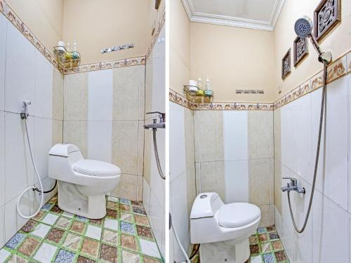 ein Badezimmer mit 2 WCs und einer Dusche in der Unterkunft OYO 92851 Homestay Borobudur Specpacker Syariah in Yogyakarta