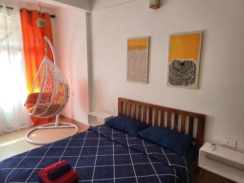 een slaapkamer met een blauw bed en een raam bij Nakul's Nook in Varca in Varca