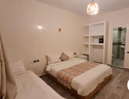 Una cama o camas en una habitación de Aloha Imsouane vue sur mer