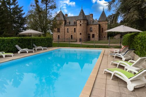 ein Schwimmbad vor einem Schloss in der Unterkunft Grand Gîte chez Domaine Château de Bussolles in Barrais-Bussolles