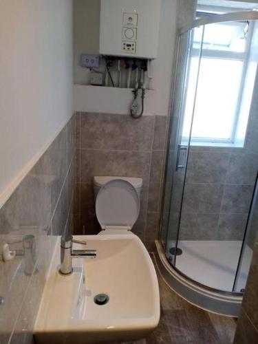 uma casa de banho com um WC, um chuveiro e um lavatório. em Double-bed (G2) close to Burnley city centre em Burnley