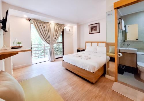 Letto o letti in una camera di Areca Boracay Bed & Breakfast