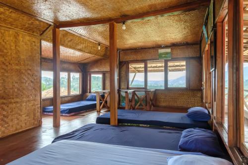 Ένα ή περισσότερα κρεβάτια σε δωμάτιο στο Hilltop Camp by TwoSpaces, Lembang