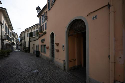 an alley with an entrance to a building at 46 Santa Marta in Lecco