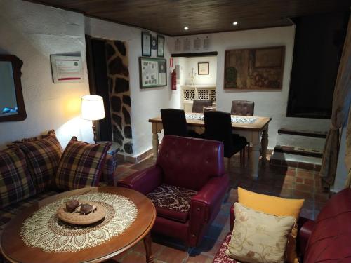sala de estar con sofá y mesa en Alojamiento Rural Huerto del Francés Dormitorios y baños disponibles según nº de huéspedes, en Pegalajar