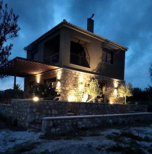a house with lights on the side of it at Το Σπίτι της Ελιάς in Pylos