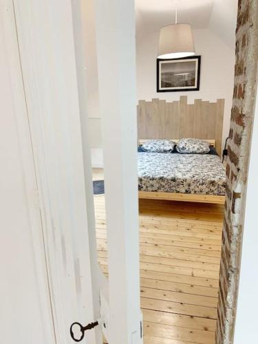 une chambre avec un lit au milieu d'une pièce dans l'établissement Country House - Garden - Private access to the Loir, à La Chartre-sur-le-Loir