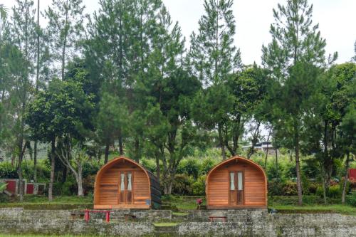 Κήπος έξω από το Hilltop Camp by TwoSpaces, Lembang