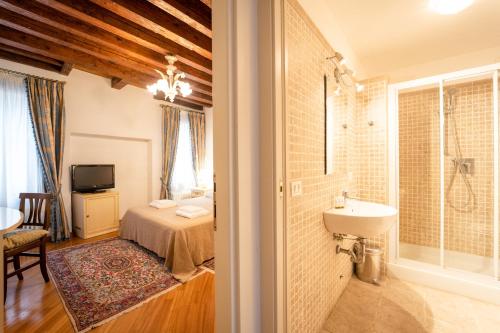 La salle de bains est pourvue d'un lit et d'un lavabo. dans l'établissement Furlani Apartments, à Venise
