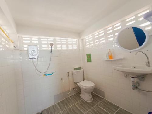 een badkamer met een douche, een toilet en een wastafel bij PAI BAAN Homestay ปายบ้าน โฮมสเตย์ ถนนคนเดินปาย in Pai