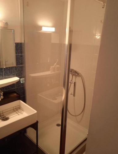 une salle de bain avec douche et lavabo dans l'établissement Accès direct, plage, au Barcarès
