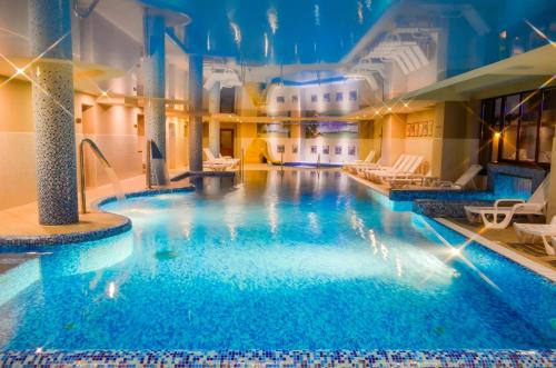 Kolam renang di atau dekat dengan Romantik Spa Hotel