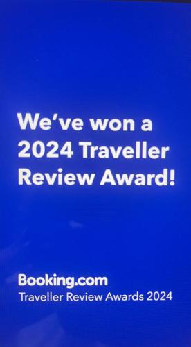 a blue sign that says weve won a traveler review award at Apartmán Plešivec u sjezdovky in Abertamy