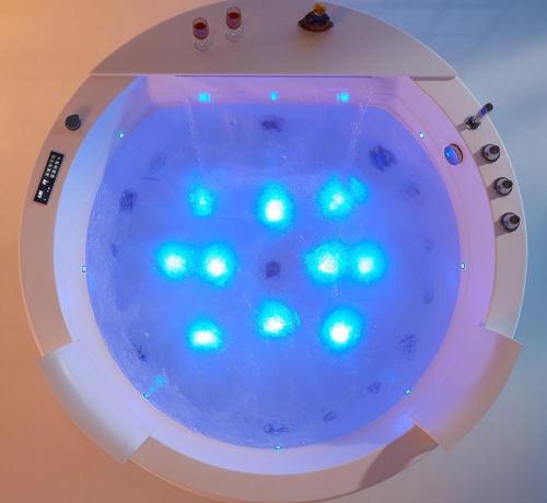 un bain à remous avec des lumières bleues dans une machine dans l'établissement Borgo I Tre Baroni - Spa Suites & Resort, à Poppi