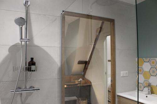 eine Dusche mit Glastür im Bad in der Unterkunft La Chaumière Normande 