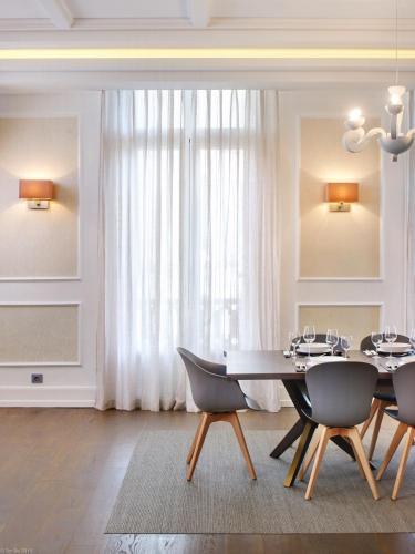 une salle à manger avec une table et des chaises dans l'établissement Arthur Properties Croisette, à Cannes