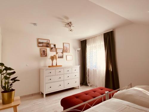 um quarto com uma cama, uma cómoda e uma janela em Ferienwohnung Angelina em Tiefenbach