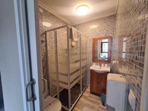un baño con ducha y lavabo en Rooms Castro Centro, en Castro Urdiales