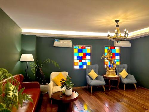 uma sala de estar com um sofá e vitrais em Happy Life Green Hotel em Cidade de Ho Chi Minh