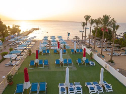 MinaMark Beach Resort for Families and Couples Only في الغردقة: اطلالة جوية على شاطئ فيه كراسي ومظلات