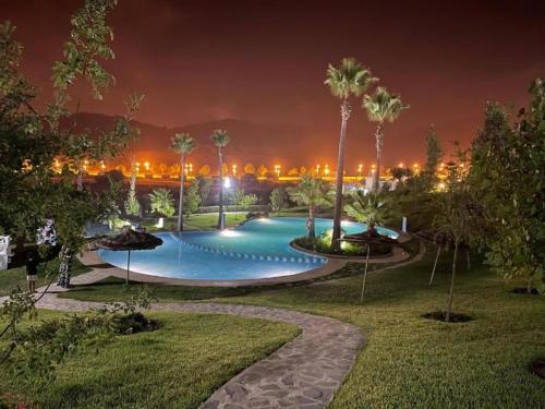 Superbe appartement neuf en résidence avec piscineの敷地内または近くにあるプール