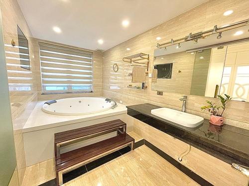 uma grande casa de banho com banheira e lavatório em Cozy and spacious room close center and West Lake (2.1-671) em Hanói