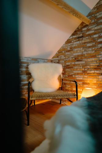 a bench in a room with a brick wall at Le Pèlerin in Mons