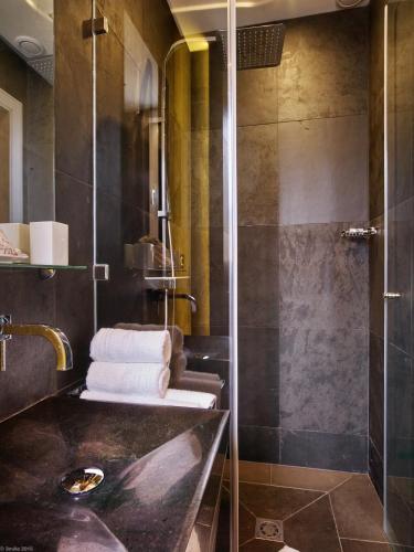 une salle de bain avec douche et lavabo dans l'établissement Arthur Properties Croisette, à Cannes