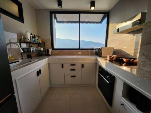 A cozinha ou cozinha compacta de 2 Bedroom, 90sqm, 15th Floor Corner Unit - Nimman