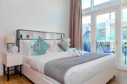 ein Schlafzimmer mit einem großen weißen Bett mit Kissen in der Unterkunft Deluxe 1bedroom In Oasis in Al Qurayyah