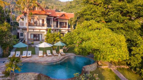 einen Luftblick auf ein Resort mit einem Pool in der Unterkunft Villa Sky Dancer - Bali in Amed