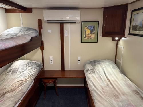 Postel nebo postele na pokoji v ubytování Hotelboat Angeline